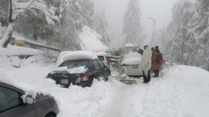 Cel putin 16 turisti au murit blocati in masini, la temperaturi sub limita inghetului, din cauza unei furtuni de zapada, in Pakistan