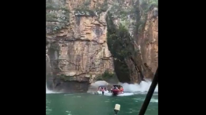 Momentul in care un fragment urias de stanca se prabuseste peste salupe cu turisti, in Brazilia. Un mort si 15 raniti - VIDEO Momentul in care un fragment urias de stanca se prabuseste peste salupe cu turisti, in Brazilia. Un mort si 15 raniti - VIDEO