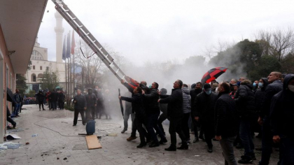 Scene de adevarat razboi la sediul unui partid din Albania. Ambasadele SUA si ale unor state europene sunt ingrijorate Scene de adevarat razboi la sediul unui partid din Albania. Ambasadele SUA si ale unor state europene sunt ingrijorate
