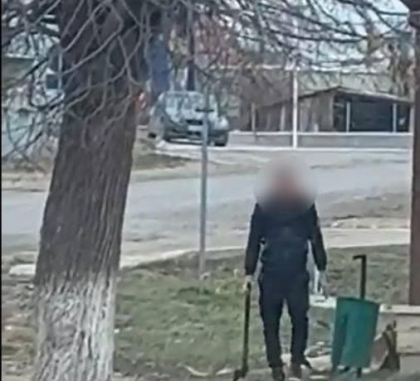 S-a imbatat, a luat un topor si a inceput sa distruga tot ce vedea in cale. Un barbat - retinut de politisti in timp ce ameninta cu moartea doua persoane - FOTO S-a imbatat, a luat un topor si a inceput sa distruga tot ce vedea in cale. Un barbat - retinut de politisti in timp ce ameninta cu moartea doua persoane - FOTO