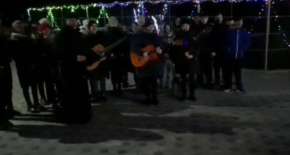 Au rasunat colinde pana seara tarziu la Taraclia. Cetele de colindatori au mers la casele din localitate, asa cum este traditia de Craciun - VIDEO 