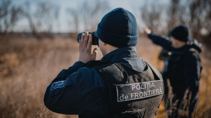 S-a pornit dupa parinti in padure, dar s-a ratacit. Un copil de trei ani - gasit si dus acasa de politisti - FOTO S-a pornit dupa parinti in padure, dar s-a ratacit. Un copil de trei ani - gasit si dus acasa de politisti - FOTO