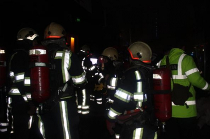Doua persoane au ajuns la spital, dupa ce apartamentul in care locuiau a luat foc Doua persoane au ajuns la spital, dupa ce apartamentul in care locuiau a luat foc