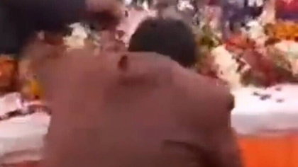 Video viral cu un politician palmuit de un fermier. Reactia neasteptata a deputatului