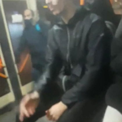 Un barbat - surprins in timp ce fuma o tigara intr-un troleibuz din capitala - VIDEO Un barbat - surprins in timp ce fuma o tigara intr-un troleibuz din capitala - VIDEO