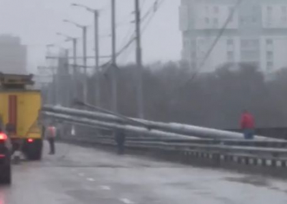 Mai multi piloni de iluminare stradala au cazut pe o strada din capitala. Circulatia a fost afectata - VIDEO Mai multi piloni de iluminare stradala au cazut pe o strada din capitala. Circulatia a fost afectata - VIDEO