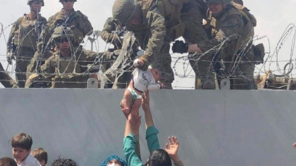 Bebelus pierdut in haosul de pe aeroportul din Afganistan, gasit si returnat familiei dupa 5 luni. Incredibila poveste a baietelului