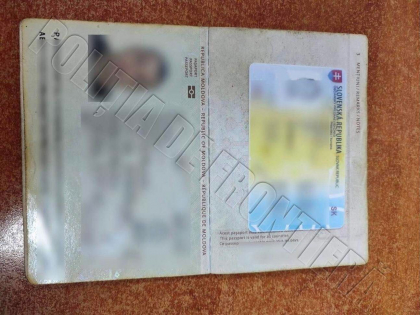 Doi barbati - cercetati, dupa ce au incercat sa treaca vama cu acte false. Unul dintre ei ar fi primit cadou actul de identitate fals, in noaptea de Revelion Doi barbati - cercetati, dupa ce au incercat sa treaca vama cu acte false. Unul dintre ei ar fi primit cadou actul de identitate fals, in noaptea de Revelion