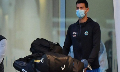 Novak Djokovic a parasit hotelul de carantina din Melbourne! A inceput conferinta de presa sustinuta alaturi de familie Novak Djokovic a parasit hotelul de carantina din Melbourne! A inceput conferinta de presa sustinuta alaturi de familie