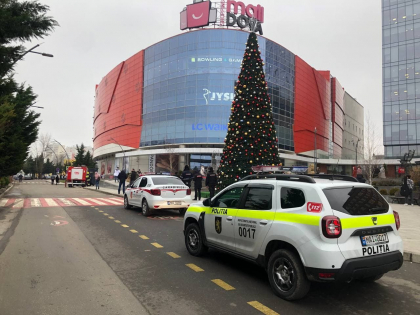 ULTIMA ORA. Alerta cu bomba la un centru comercial din capitala: oamenii legii au gasit un pachet suspect - FOTO