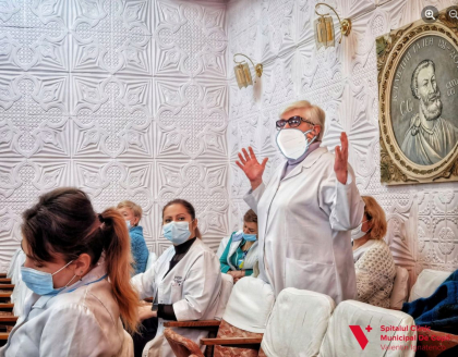 Gafa Spitalului „Valentin Ignatenco”. Medicilor prezenti la un eveniment fara masti de protectie, le-au fost desenate in photoshop - FOTO