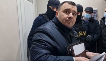 Ultima ora. Perchezitii la domiciliul lui Vasile Costiuc. Acesta a fost retinut de CNA pentru 72 de ore - VIDEO Ultima ora. Perchezitii la domiciliul lui Vasile Costiuc. Acesta a fost retinut de CNA pentru 72 de ore - VIDEO