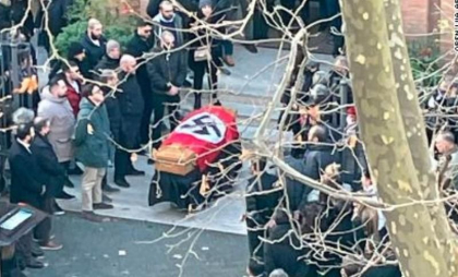 Italia: Steagul cu simbolurile naziste afisat la inmormantarea unui fost membru al extremei drepte. Biserica si comunitatea evreilor condamna incidentul
Italia: Steagul cu simbolurile naziste afisat la inmormantarea unui fost membru al extremei drepte. Biserica si comunitatea evreilor condamna incidentul