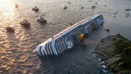10 ani de la naufragiul Costa Concordia. Pachebotul cu 4.200 de oameni la bord a lovit stancile de langa Toscana 10 ani de la naufragiul Costa Concordia. Pachebotul cu 4.200 de oameni la bord a lovit stancile de langa Toscana
