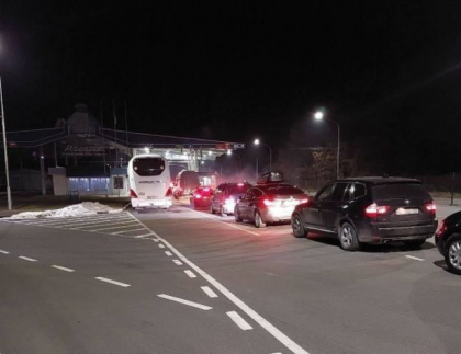 Ambuteiaje la frontiera cu Ucraina. Peste 50 de masini asteapta pentru a iesi din tara - FOTO Ambuteiaje la frontiera cu Ucraina. Peste 50 de masini asteapta pentru a iesi din tara - FOTO