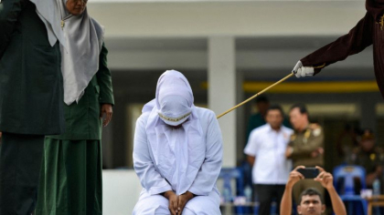O femeie din Indonezia a fost pedepsita cu 100 de lovituri de bici pentru adulter, in timp ce partenerul ei a primit doar 15 O femeie din Indonezia a fost pedepsita cu 100 de lovituri de bici pentru adulter, in timp ce partenerul ei a primit doar 15
