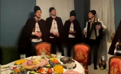 O altfel de uratura, de la Comedy Zebra Show: "Ura tu incetisor ca liderul nostru Ilan Sor / Platon si Sor se vor intoarce in tara, Plahotniuc va intoarce miliardul, iar Renato Usatii va deveni primar la Negureni ... " - VIDEO O altfel de uratura, de la Comedy Zebra Show: "Ura tu incetisor ca liderul nostru Ilan Sor / Platon si Sor se vor intoarce in tara, Plahotniuc va intoarce miliardul, iar Renato Usatii va deveni primar la Negureni ... " - VIDEO