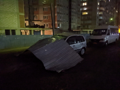 Vantul a facut ravagii in capitala. O tigla metalica smulsa de rafale a deteriorat o masina - FOTO Vantul a facut ravagii in capitala. O tigla metalica smulsa de rafale a deteriorat o masina - FOTO