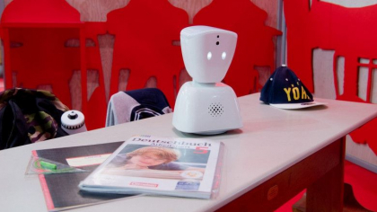 Un baietel prea bolnav pentru a putea merge la scoala a trimis un robotel in locul lui Un baietel prea bolnav pentru a putea merge la scoala a trimis un robotel in locul lui