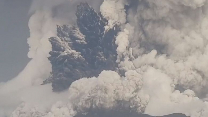 Eruptie violenta a unui vulcan subacvatic din Tonga. Au fost emise avertizari de tsunami. Unda de soc s-a raspandit pe o distanta mare Eruptie violenta a unui vulcan subacvatic din Tonga. Au fost emise avertizari de tsunami. Unda de soc s-a raspandit pe o distanta mare