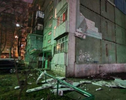 Vantul puternic a zmuls tencuiala de pe fatada unui bloc din capitala. Imagini de la fata locului - FOTO Vantul puternic a zmuls tencuiala de pe fatada unui bloc din capitala. Imagini de la fata locului - FOTO
