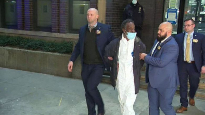 O femeie a murit dupa ce a fost impinsa in fata metroului, la New York. Suspectul a fugit, dar apoi s-a predat politiei O femeie a murit dupa ce a fost impinsa in fata metroului, la New York. Suspectul a fugit, dar apoi s-a predat politiei
