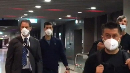 Novak Djokovic a fost expulzat din Australia. Imagini cu sportivul la plecarea de pe aeroport Novak Djokovic a fost expulzat din Australia. Imagini cu sportivul la plecarea de pe aeroport