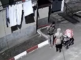 Momentul in care un cuplu cu un copil in carucior fura cateva prosoape de pe o sfoara, la Hincesti - VIDEO