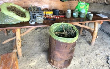Un barbat - retinut, dupa ofiterii INI au deconspirat o afacere ilegala cu droguri - VIDEO Un barbat - retinut, dupa ofiterii INI au deconspirat o afacere ilegala cu droguri - VIDEO