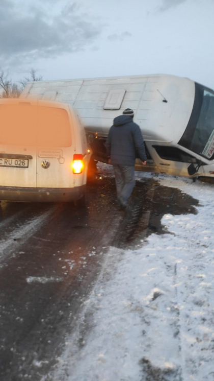 Accident la Straseni. Un microbuz s-a rasturnat peste o alta masina. Din fericire, nimeni nu a avut de suferit - FOTO Accident la Straseni. Un microbuz s-a rasturnat peste o alta masina. Din fericire, nimeni nu a avut de suferit - FOTO