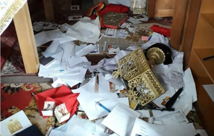 O biserica din Ungheni - vandalizata. Suspectii ar fi furat mai multe lucruri de pret - FOTO