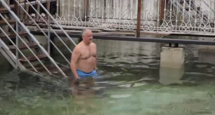 Igor Dodon s-a filmat la scaldat in apa rece, de Boboteaza: „Se considera ca astfel ne curatim de pacate” - VIDEO