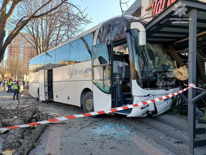 Accident in Ucraina. Un autocar de pe ruta Odesa-Kiev a lovit patru automobile, iar apoi s-a izbit intr-o cladire. Doua persoane, transportate la spital - FOTO/VIDEO