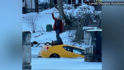 O soferita care a cazut cu masina intr-un rau inghetat s-a urcat pe capota pentru un selfie, in timp ce autoturismul se scufunda - VIDEO O soferita care a cazut cu masina intr-un rau inghetat s-a urcat pe capota pentru un selfie, in timp ce autoturismul se scufunda - VIDEO