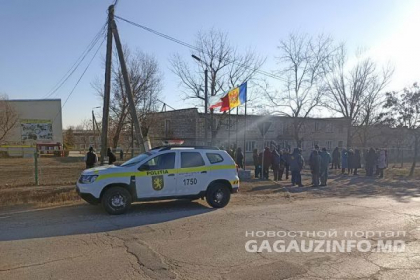Alerta cu bomba intr-o scoala din Vulcanesti. Elevii si profesorii - evacuati - FOTO Alerta cu bomba intr-o scoala din Vulcanesti. Elevii si profesorii - evacuati - FOTO