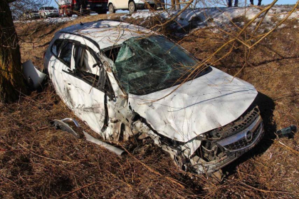 Accident grav la Stefan Voda. Un barbat a decedat, iar altul a ajuns la spital, dupa ce masina in care se aflau s-a lovit puternic de un camion - FOTO