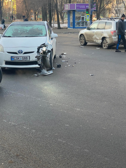 Accident in capitala. Doua automobile s-au ciocnit pe o strada din sectorul Riscani - FOTO/VIDEO Accident in capitala. Doua automobile s-au ciocnit pe o strada din sectorul Riscani - FOTO/VIDEO