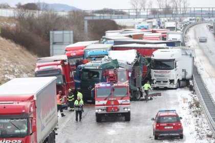 Carambol urias, cu peste 40 de masini, pe o autostrada din Cehia Carambol urias, cu peste 40 de masini, pe o autostrada din Cehia