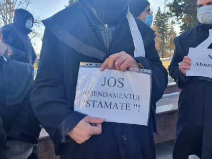 Protest in fata parlamentului. Zeci de avocati cu pancarte in maini cer retragerea „amendamentului Stamate” - FOTO/VIDEO
