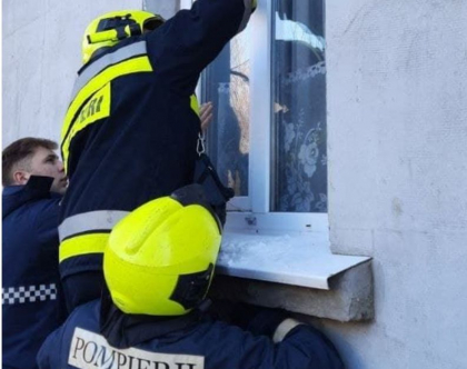 O femeie de 82 de ani - scoasa din casa, dupa ce a cazut si nu se putea ridica, iar usa ii era incuiata. Ce au facut pompierii - FOTO O femeie de 82 de ani - scoasa din casa, dupa ce a cazut si nu se putea ridica, iar usa ii era incuiata. Ce au facut pompierii - FOTO