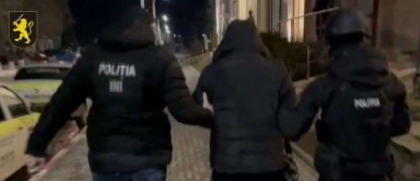 L-au pus sa-si sape propria groapa. Un barbat - bagat cu forta de trei indivizi intr-o masina si lasat la marginea unei paduri din Riscani. Cum s-a intamplat totul