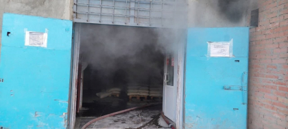 Incendiu la un depozit de pe soseaua Muncesti. La locul faptei au venit 6 echipaje de pompieri - FOTO Incendiu la un depozit de pe soseaua Muncesti. La locul faptei au venit 6 echipaje de pompieri - FOTO