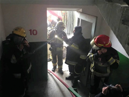 19 persoane au fost evacuate dintr-un bloc de locuit din Edinet, dupa ce un apartament a luat foc. Cinci persoane au avut nevoie de inghirijiri medicale - FOTO 19 persoane au fost evacuate dintr-un bloc de locuit din Edinet, dupa ce un apartament a luat foc. Cinci persoane au avut nevoie de inghirijiri medicale - FOTO