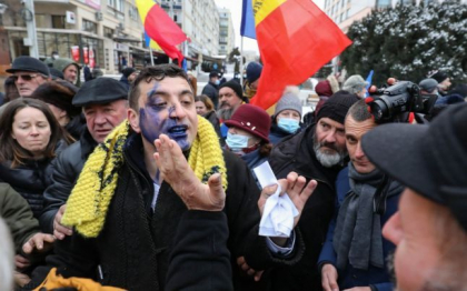 Liderul AUR din Romania, George Simion, stropit cu cerneala in timpul manifestarilor de la Iasi - FOTO/VIDEO Liderul AUR din Romania, George Simion, stropit cu cerneala in timpul manifestarilor de la Iasi - FOTO/VIDEO