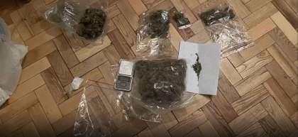Un tanar din capitala - plasat in arest pentru 30 de zile, dupa ce a fost prins in timp ce ascundea droguri prin oras - VIDEO
