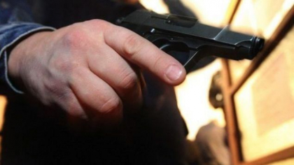 Caz socant la Criuleni. Un barbat si-a amenintat mama cu arma, pentru 50 de lei. Individul - retinut Caz socant la Criuleni. Un barbat si-a amenintat mama cu arma, pentru 50 de lei. Individul - retinut