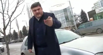 Un pieton a fost amenintat cu rafuiala fizica de un sofer, dupa ce acesta si-a parcat neregulamentar masina. Totul s-a intamplat in apropiere de Judecatoria Buiucani - VIDEO Un pieton a fost amenintat cu rafuiala fizica de un sofer, dupa ce acesta si-a parcat neregulamentar masina. Totul s-a intamplat in apropiere de Judecatoria Buiucani - VIDEO