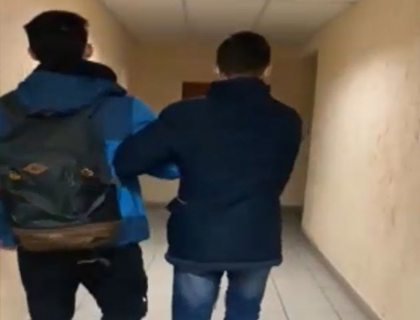 Un tanar din capitala - cercetat penal, pentru ca a furat un telefon mobil de la un curier - VIDEO
Un tanar din capitala - cercetat penal, pentru ca a furat un telefon mobil de la un curier - VIDEO