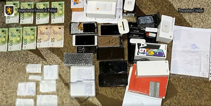 Publicau anunturi pe internet ca vand lemne, iar cand primeau banii, dispareau. Doua femei si doi detinuti au amagit astfel peste 20 de oameni, lasandu-i fara bani si fara lemne - VIDEO
Publicau anunturi pe internet ca vand lemne, iar cand primeau banii, dispareau. Doua femei si doi detinuti au amagit astfel peste 20 de oameni, lasandu-i fara bani si fara lemne - VIDEO