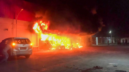 Cel putin 19 oameni au murit intr-un bar de karaoke din Indonezia. Clubul a fost incendiat in urma luptelor dintre doua gasti rivale - FOTO